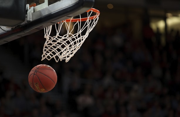 NBA湖人队与勇士队比赛中勒布朗詹姆斯持球进攻特写